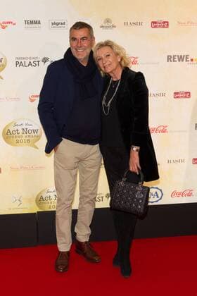 Sabine Christiansen und Ehemann Norbert Medus - Verleihung des Act Now Jugend Award im Friedrichstadt-Palast Berlin am 02.11.2015. Verleihung Act Now Jugend Award