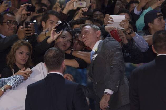 Actor Daniel Craig (front R) poses for photos with fans during the red carpet of the movie Spectre of the James Bond saga in Mexico City, capital of Mexico, on Nov. 2, 2015. ) (da) (sp) MEXICO-MEXICO CITY- SPECTRE -RED CARPET AlejandroxAyala 