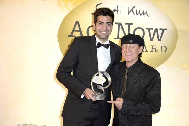 Klaus Meine mit Preisträger Devrim Emre beim Act Now Jugend Award 2015 im Friedrichstadt-Palast. Berlin, 02.11.2015 Foto:xFredericx xFuturexImage