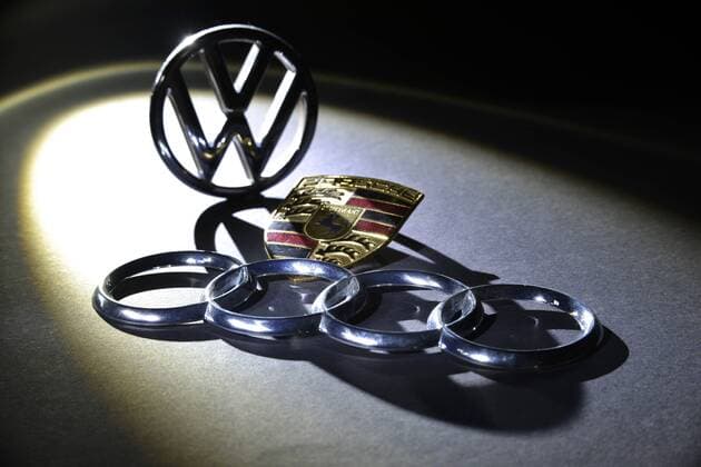 03.11.2015, Unkel, DEU, Deutschland, Symbolfoto, ein VW Emblem wirft einen grossen dunklen Schatten auf die Embleme von Audi und Porsche