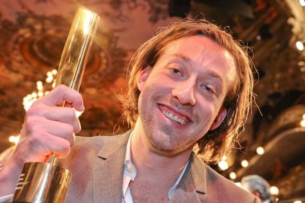 02.11.2015, Wiener Ronacher, NESTROY VERLEIHUNG 2015, Gala-Abend zum Theaterpreis im Bild: Simon Stone -Beste Regie