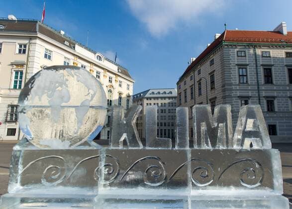 Wien 03.11.2015, Ballhausplatz, Wien, AUT, WWF Protestaktion zum Klimaschutz vor dem Bundeskanzleramt. im Bild Eisskulptur Erdkugel und Schriftzug Klima ice sculpture Earth and climate during protest action of the World Wildlife Fund (WWF) according to climate change in front of the austrian federal chancelly in Vienna, Austria on 2015 11 03  EX_GRU