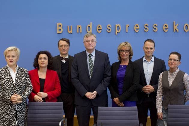 Deutschland, Berlin, Bundespressekonferenz, Gemeinsames Vorgehen der Gruppen Hintze Dr. Reimann Dr. Lauterbach und Künast Dr. Sitte Gehring beim Thema Sterbehilfe, Carola Reimann SPD, Kai Gehring B90 Grüne, Renate Künast B90 Grüne, Peter Hintze CDU, Petra Sitte DIE LINKE, Karl Lauterbach SPD, Dagmar Wöhrl CSU, 03.11.2015