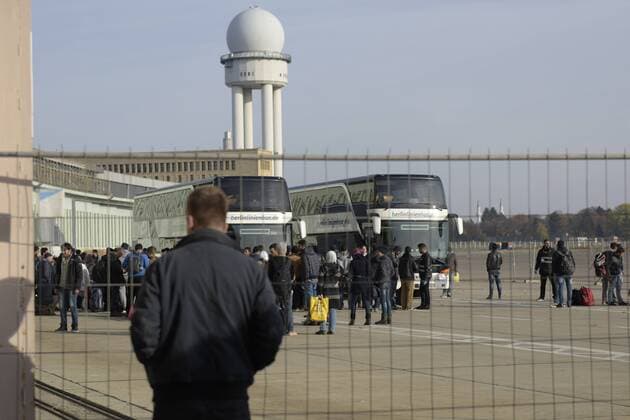 Flüchtlinge bei ihrer Ankunft an den zu Notunterkünften hergerichteten Hangars des ehemaligen Flughafens Berlin-Tempelhof snapshot-photography xU.Celik