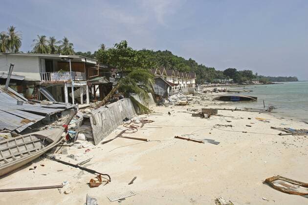 thailand, koh phi phi, what was once paradise is now ruined by the tsunami,beach on koh phi phi. on the 6th of jan. Copyright: 904_05_20095000