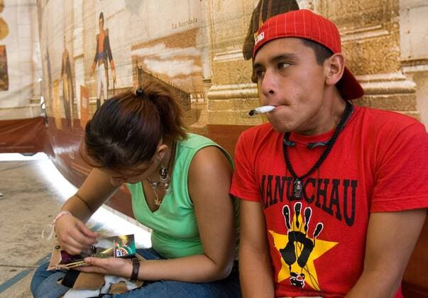 Nov. 4, 2015 - (File Photo) - Mexico s supreme court ruled Wednesday that growing, possessing and smoking marijuana for recreation are legal under a person s right to personal right to personal freedoms. PICTURED: May 06, 2006 - Mexico City, Mexico - A Mexican youth smokes a marijuana cigarette prior to a rally demanding decriminalization of drug possession after Mexican Congress approved a drug law on April 29 to legalize the possession of small quantities of drugs and mandate treatment for addicts. Mexican President Vicente Fox refused to sign a drug decriminalization bill on Wednesday Mexico City Mexico - ZUMAj25_ Mexiko: Oberstes Gericht erlaubt Marihuana-Konsum