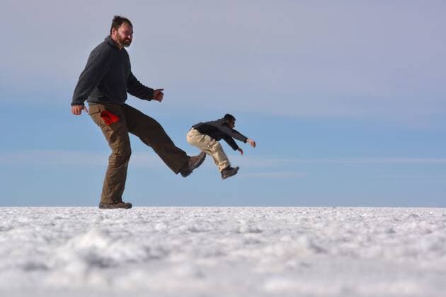 Optische Täuschung, Mann gibt Fußtritt, Salzsee Salar de Uyuni, Bolivien, Südamerika Copyright: imageBROKER/HaraldxvonxRadebrecht iblmea04242679.jpg