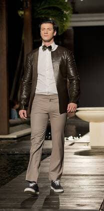 A model presents a creation by ETNOS menswear fashion designer during the Miami Funkshion Week at the SETAI hotel, Miami Beach, Florida, November 4, 2015.  MIA20151104118 GARYxIxROTHSTEIN Miami Funkshion Fashion Week - ETNOS Modenschau