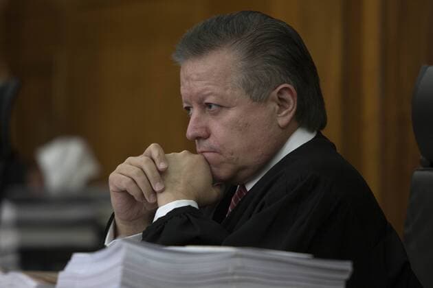 (151105) -- MEXICO CITY, Nov. 4, 2015 -- Supreme Court judge Arturo Zaldivar attends a session of the Supreme Court in Mexico City, capital of Mexico, on Nov. 4, 2015. Mexico s National Supreme Court of Justice approved a ruling of the cultivation, processing and personal consumption of marijuana with recreational and entertainment purposes on Wednesday. Alejandro Ayala) MEXICO-MEXICO CITY-MARIJUANA-SUPREME COURT e AlejandroxAyala  Mexiko: Oberstes Gericht erlaubt Marihuana-Konsum