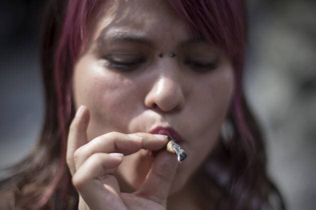 (151105) -- MEXICO CITY, Nov. 4, 2015 -- A woman smokes marijuana during a demonstration in front of the National Supreme Court of Justice in Mexico City, capital of Mexico, on Nov. 4, 2015. According to local press, the National Supreme Court of Justice approved a ruling of the cultivation, processing and personal consumption of marijuana with recreational and entertainment purposes on Wednesday. Alejandro Ayala) MEXICO-MEXICO CITY-MARIJUANA-DEMONSTRATION e AlejandroxAyala  Mexiko: Oberstes Gericht erlaubt Marihuana-Konsum