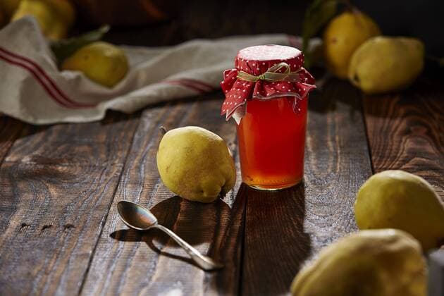  Quittengelee und Früchte auf Holztisch Copyright: imageBROKER/JoergxP.xBongartz ibxjph04246240.jpg