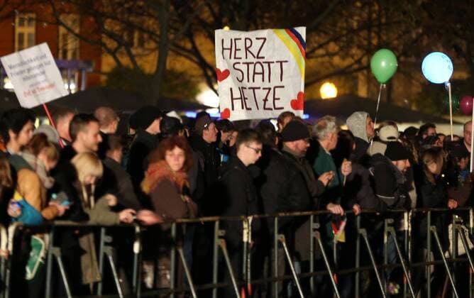 AfD Demo Domplatz Erfurt 04.11.15 , Erfurt, Domplatz, AfD - Demo gegen die Asylpolitik, Demonstration - ca. 2000 Menschen folgten dem Aufruf im Bild: Gegendemonstranten mit Transparent Herz statt Hetze
