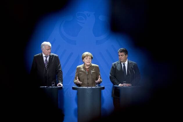 Seehofer, Gabriel, Merkel - PK Fluechtlingspolitik DEU, Deutschland, Germany, Berlin, 05.11.2015 Horst Seehofer, Ministerpraesident von Bayern und Vorsitzender der CSU, Angela Merkel, Bundeskanzlerin und Bundesvorsitzende der CDU, and Sigmar Gabriel, Vizekanzler und Bundesminister fuer Wirtschaft und Energie SPD, (v.l.n.r.), nach der Pressekonferenz zum Thema Ergebnisse vom Koalitionsausschuss und der weiteren Fluechtlingspolitik im Berliner Kanzleramt. Horst Seehofer, head of the CSU and Minster President of Bavaria, Angela Merkel, Chancellor and leader of the CDU, and Sigmar Gabriel, leader of the SPD, vice-chancellor and Federal Minister of Economics and Energy (f.l.t.r.) during a press call concerning the new refugee policy of the German Government at the chancellor office in Berlin