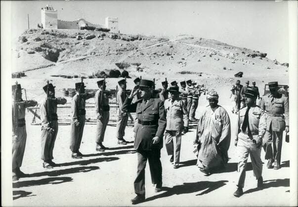 1962 - General De Gaulle in Southern Algeria: After visiting Colomb Bechar, General de Gaulle arrived at Tindouf, on the border of Mauritania, at half way from Algiers to Dakar. General de Gaulle inspecting the men of the garrison. - ZUMAk09_