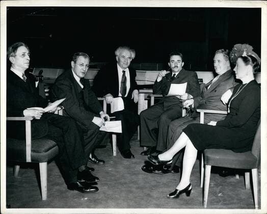 1962 - Representatives Of Jewish Agency New York-Leaning forward in David Ben Gurien, chairman leader of the group case in Palestina. David Ben-Gurion. - ZUMAk09_