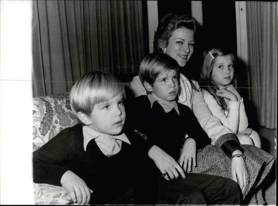 1962 - Exiled from Greece Constantine and Ann Marie and children. - ZUMAk09_