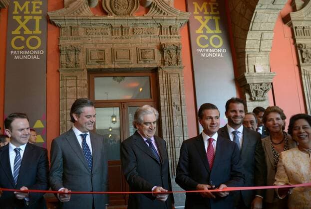 (151106) -- MEXICO CITY, Nov. 6, 2015 -- Image provided by shows Mexican President Enrique Pena Nieto (R2 Front) cutting the ribbon during the opening of the Mexico, World Heritage room, at the National Palace in Mexico City, capital of Mexico, on Nov. 15, 2015. The room hosts a permanent exhibition with a multimedia show that will allow Mexicans and foreign visitors to know the cultural and natural wealth of the country. ) (vf) (fnc) MEXICO-MEXICO CITY-POLITICS-PENA NIETO MEXICO SxPRESIDENCY 