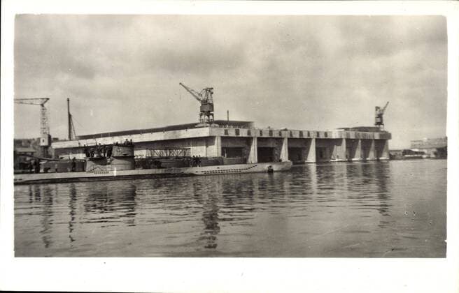 U 69, Deutsches Unterseeboot, 1944, Mannschaft an Deck, Werft !AUFNAHMEDATUM GESCHÄTZT!