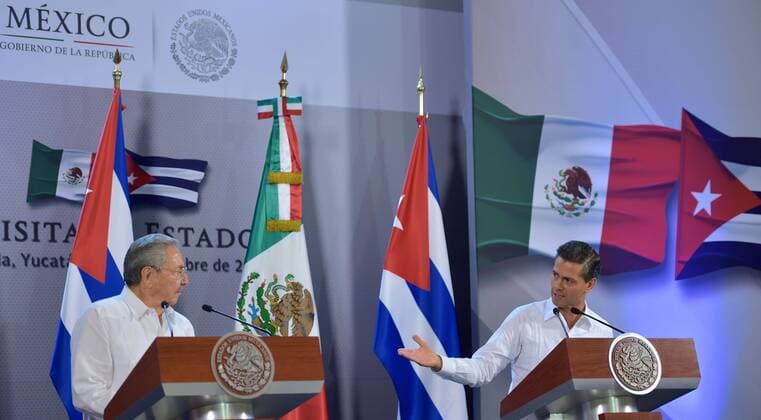 (151107) -- YUCATAN, Nov. 6, 2015 -- Photo provided by shows Mexican President Enrique Pena Nieto (R) speaks at a joint press conference with his Cuban counterpart Raul Castro at Government Palace in Merida, Yucatan state, Mexico, on Nov. 6, 2015. Raul Castro arrived in Mexico for a state visit to renew bilateral ties. He met with Pena Nieto on Friday to review matters of bilateral, regional and global interests. They will also witness the signing of numerous agreements dealing with migration, tourism, agriculture, education collaboration. ) MEXICO-CUBA-POLITICS-CASTRO-VISIT MEXICO SxPRESIDENCY 