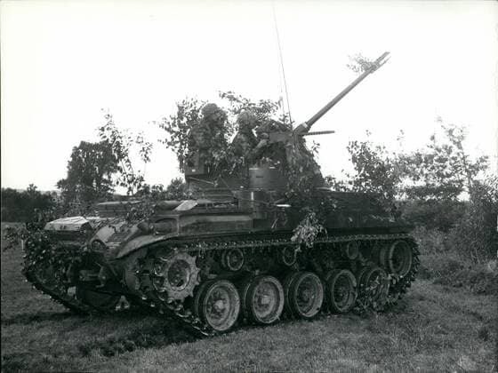 1962 - 80 000 soldiers in German Autumn-Manoevre : in the afternoon of September 10th the first big autumn of the West-German Bundeswehr were started. All over the area of the German Federal Republik about 80 000 soldiers take part in the manoevre. It is the first time that within the Nato a new kind of fighting is prooved due to new tactics in a possible atomic war. Picture 1) The red agressor are crossing the river Naab near Amberg. The inflatable boat is drawn beyond the River by cable. Picture 2 ) A Fla-tank in operation. Picture 3) The refomed Mg 42 (machine-gun) known in the last war as Hilter-saw is said to become the Nato MG. picture 4) An off-driving ramp is brought acrossethe Naab. - ZUMAk09_