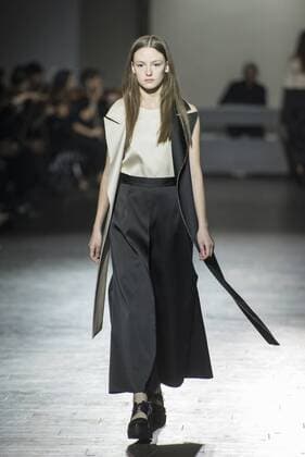 (151107) -- TBILISI, Nov. 7, 2015 -- A model presents a creation of Tamuna Ingorokva during the Mercedes Benz Fashion Week in Tbilisi, capital of Georgia, on Nov. 7, 2015. ) GEORGIA-TBILISI-FASHION WEEK GiorgixInduashvili 