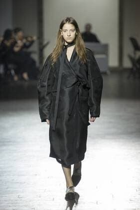 (151107) -- TBILISI, Nov. 7, 2015 -- A model presents a creation of Tamuna Ingorokva during the Mercedes Benz Fashion Week in Tbilisi, capital of Georgia, on Nov. 7, 2015. ) GEORGIA-TBILISI-FASHION WEEK GiorgixInduashvili 