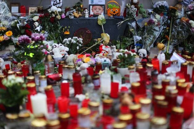 (151107) -- BERLIN, Nov. 07, 2015 -- Candles and flowers are seen in front of the picture of a killed 4-year-old Bosnian boy at the State Office of Health and Welfare LaGeSo in Berlin, Germany, on Nov. 7, 2015. Party leaders of Germany s ruling coalition have agreed on Thursday on plans to establish special registration centers for refugees in Germany, with an aim to speed up asylum procedures for those who have little chance to get asylum. ) GERMANY-BERLIN-REFUGEE ZhangxFan  Trauer um getöteten Jungen am Berliner Lageso