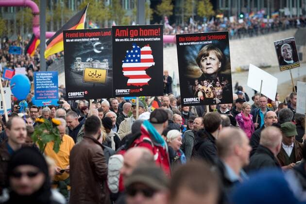 Demonstration AfD Berlin Mitte Demonstration der Partei Alternative für Deutschland als Abschluss der AfD Herbstoffensive gegen Asylchaos und Eurokrise unter dem Motto Motto Asyl braucht Grenzen. Rote Karte für Merkel .
