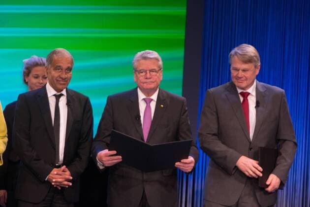 DEU, Deutschland, Nordrhein-Westfalen, Essen, 08.11.2015: Deutsche Bundesstiftung Umwelt Deutscher Umweltpreis Festakt Überreichung des Preises vlnr. Prof. Dr. Mojib Latif; Joachim Gauck, Bundespräsident; Dr. Heinrich Bottermann, Generalsekretär DBU
