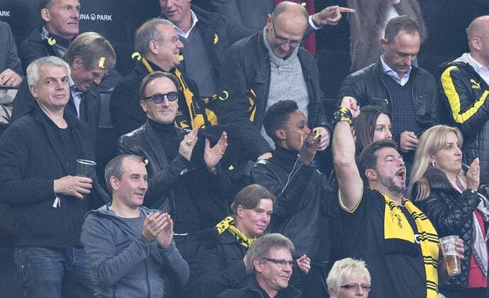 Dortmund, 08.11.2015, Signal-Iduna-Park Torjubel: Marius Müller-Westernhagen mit seiner Freundin Lindiwe Suttle - Borussia Dortmund - FC Schalke 04