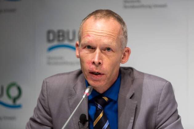 DEU, Deutschland, Nordrhein-Westfalen, Essen, 08.11.2015: Deutsche Bundesstiftung Umwelt (DBU) Deutscher Umweltpreis Pressekonferenz Prof. Dr. Johan Rockström, Stockholm Resilience Centre an der Stockholmer Universität (Hinweis: Prof. Rockström hatte kürzlich einen Fahrradunfall, daher resultieren die Narben im Gesicht)