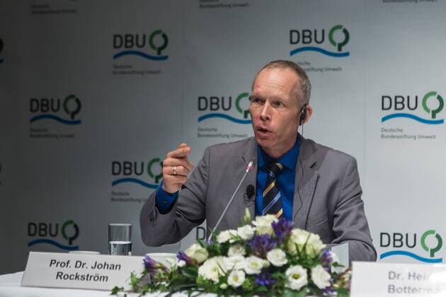 DEU, Deutschland, Nordrhein-Westfalen, Essen, 08.11.2015: Deutsche Bundesstiftung Umwelt (DBU) Deutscher Umweltpreis Pressekonferenz Prof. Dr. Johan Rockström, Stockholm Resilience Centre an der Stockholmer Universität (Hinweis: Prof. Rockström hatte kürzlich einen Fahrradunfall, daher resultieren die Narben im Gesicht)