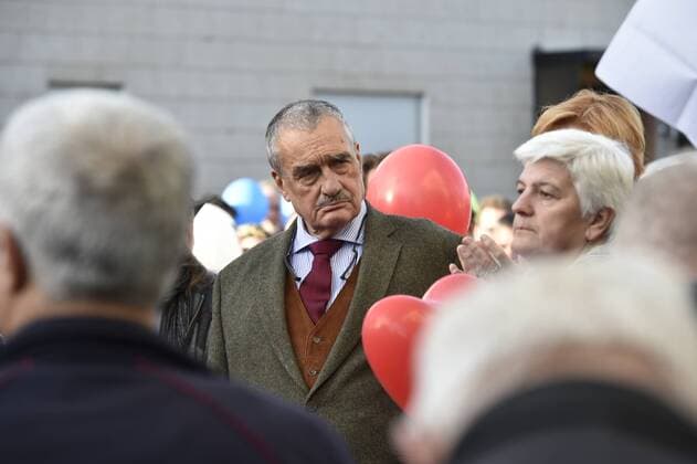 Former Czech foreign minister Karel Schwarzenberg (now opposition TOP 09) took part in a meeting for open borders that the German social democrats (SPD) organised in Schirnding, close to the Czech border, in reaction to a simultaneous Pegida protest against Islam in Schirnding, Germany November 8, 2015. (CTKxPhoto SlavomirxKubes) CTKPhotoP201511080451201  kbs
