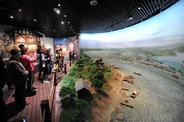 (151109) -- CHONGQING, Nov. 9, 2015 -- Visitors are seen in the new venue of Chongqing Museum of Natural History in southwest China s Chongqing Municipality, Nov. 9, 2015. With an investment of nearly 400 million yuan (around 63 million US dollars), the new venue of Chongqing Museum of Natural History opened to the public on Monday. The universal museum contains more than 110,000 exhibits, covering the fields of astronomy, geography and biology. ) (zhs) CHINA-CHONGQING-MUSEUM-NATURE (CN) TangxYi 