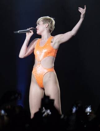 Nov. 9, 2015 - Mexico - E09111504.JPG.MEXICO, D.F. ShowbizFarandula-Miley Cyrus.-La cantante Miley Cyrus apoyo al centro LGBT de Los Angeles, Estados Unidos, al lamer un piano que posteriormente se vendio. Foto: Archivo Agencia EL UNIVERSALJMA Mexico  - ZUMAu78_