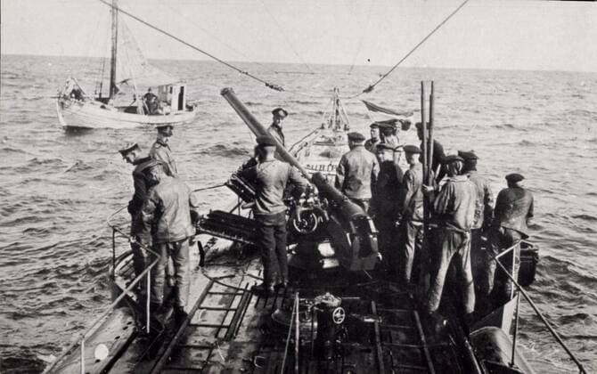 Deutsches U Boot, U 111, Unterseeboot, Matrosen am Geschützturm !AUFNAHMEDATUM GESCHÄTZT!
