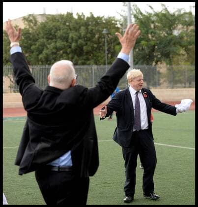 Â 10 11 2015. Jerusalem, Israel. The London Mayor Boris Johnson playing football with President Reuven Rivlin at ˜Equaliser™ football project in the centre of Jerusalem, Israel, on day two of his three day tour of Israel.  xAndrewxParsonsx xi-Imagesx IIM-11369-0062 Reuven Rivlin und Boris Johnson spielen Fußball in Jerusalem