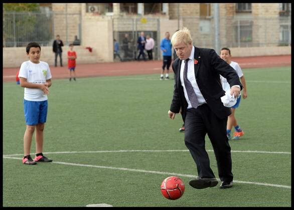 Â 10 11 2015. Jerusalem, Israel. The London Mayor Boris Johnson playing football with President Reuven Rivlin at ˜Equaliser™ football project in the centre of Jerusalem, Israel, on day two of his three day tour of Israel.  xAndrewxParsonsx xi-Imagesx IIM-11369-0066 Reuven Rivlin und Boris Johnson spielen Fußball in Jerusalem