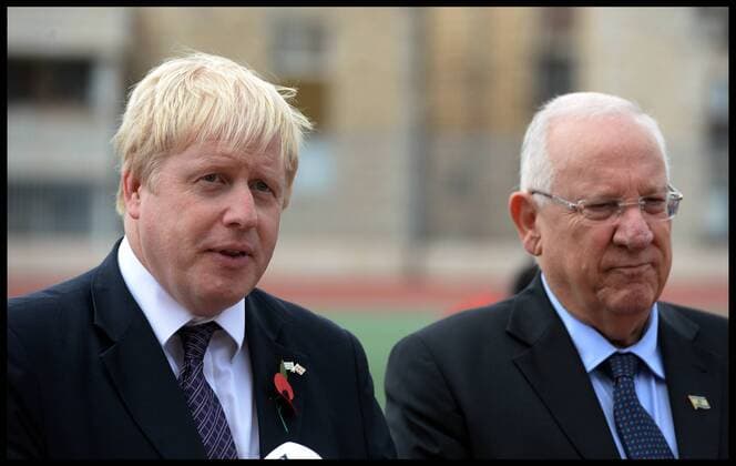 Â 10 11 2015. Jerusalem, Israel. The London Mayor Boris Johnson playing football with President Reuven Rivlin at ˜Equaliser™ football project in the centre of Jerusalem, Israel, on day two of his three day tour of Israel.  xAndrewxParsonsx xi-Imagesx IIM-11369-0070 Reuven Rivlin und Boris Johnson spielen Fußball in Jerusalem