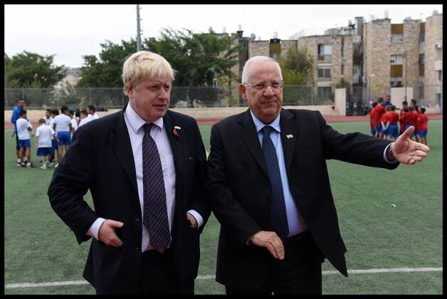 Â 10 11 2015. Jerusalem, Israel. The London Mayor Boris Johnson playing football with President Reuven Rivlin at ˜Equaliser™ football project in the centre of Jerusalem, Israel, on day two of his three day tour of Israel.  xAndrewxParsonsx xi-Imagesx IIM-11369-0071 Reuven Rivlin und Boris Johnson spielen Fußball in Jerusalem