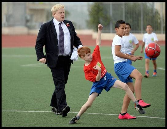 Â 10 11 2015. Jerusalem, Israel. The London Mayor Boris Johnson playing football with President Reuven Rivlin at ˜Equaliser™ football project in the centre of Jerusalem, Israel, on day two of his three day tour of Israel.  xAndrewxParsonsx xi-Imagesx IIM-11369-0072 Reuven Rivlin und Boris Johnson spielen Fußball in Jerusalem