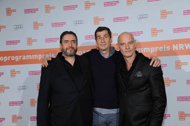 Alexander Hörbe, Regisseur Franz Müller und Schauspieler Simon Licht, l-r, posieren am 09.11.2015 in Köln vor der Verleihung des Kino Programm Preis NRW.