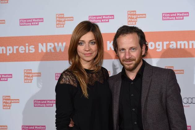 die Schauspieler Claudia Eisinger und Florian Busch posieren am 09.11.2015 in Köln vor der Verleihung des Kino Programm Preis NRW.