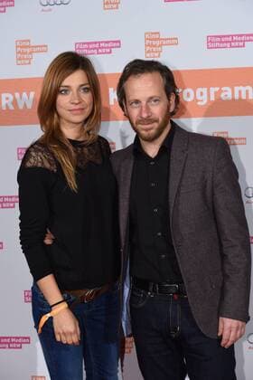 die Schauspieler Claudia Eisinger und Florian Busch posieren am 09.11.2015 in Köln vor der Verleihung des Kino Programm Preis NRW.