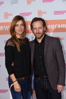 die Schauspieler Claudia Eisinger und Florian Busch posieren am 09.11.2015 in Köln vor der Verleihung des Kino Programm Preis NRW.