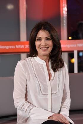 Schauspielerin Iris Berben posiert am 09.11.2015 in Köln vor der Verleihung des Kino Programm Preis NRW.