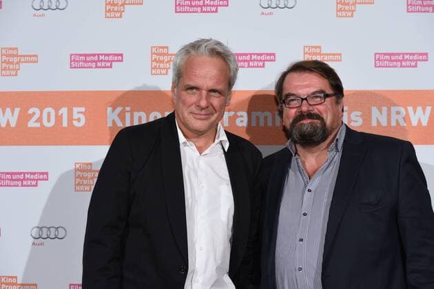 Der Filmproduzent Thomas Kufus (l) und Alfred Holighaus (r) posiert am 09.11.2015 in Köln vor der Verleihung des Kino Programm Preis NRW.