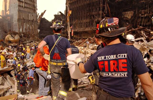 IMAGO History, Anschläge vom 11. September aus New York und Washington D.C 20 Jahre Anschläge vom 11. September: World Trade Center Sept. 17, 2001 - New York, NY, United States of America - Urban Search and Rescue continue recovery of victims amongst the wreckage of the World Trade Center in the aftermath of a massive terrorist attack which destroyed the twin towers killing 2,606 people September 19, 2001 in New York, NY. New York United States of America - ZUMAp138