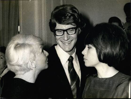 1968 - Yves Saint Laurent with two famous guest who attended his show: Zizi Jeanmaire (blond for the play she is starring in) and Leslie Caron back from the Riviera. - ZUMAk09_
