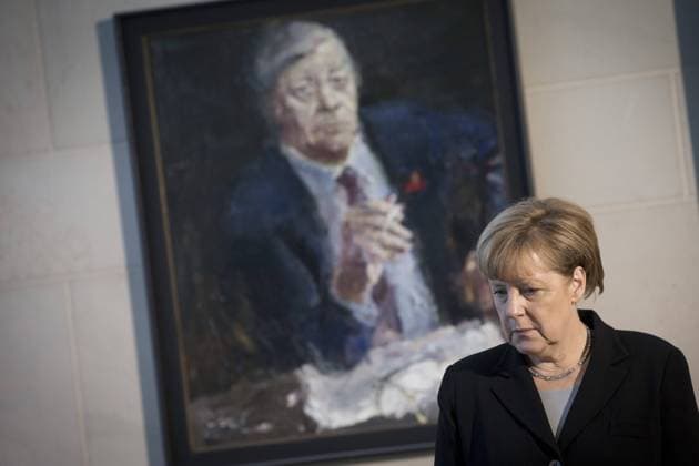 Bundeskanzlerin Angela Merkel (CDU) steht am Mittwoch (11.11.15) in Berlin im Bundeskanzleramt vor einem Gemälde, das den verstorbenen Bundeskanzler Helmut Schmidt (SPD) zeigt.